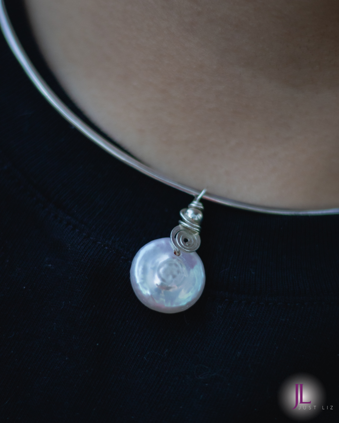 Woman wearing a round pearl necklace