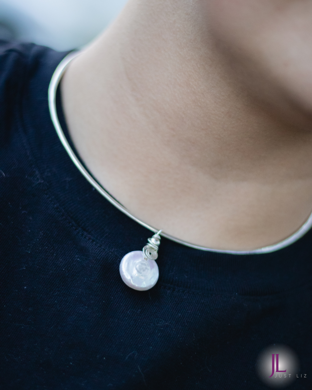 Woman wearing a round pearl necklace