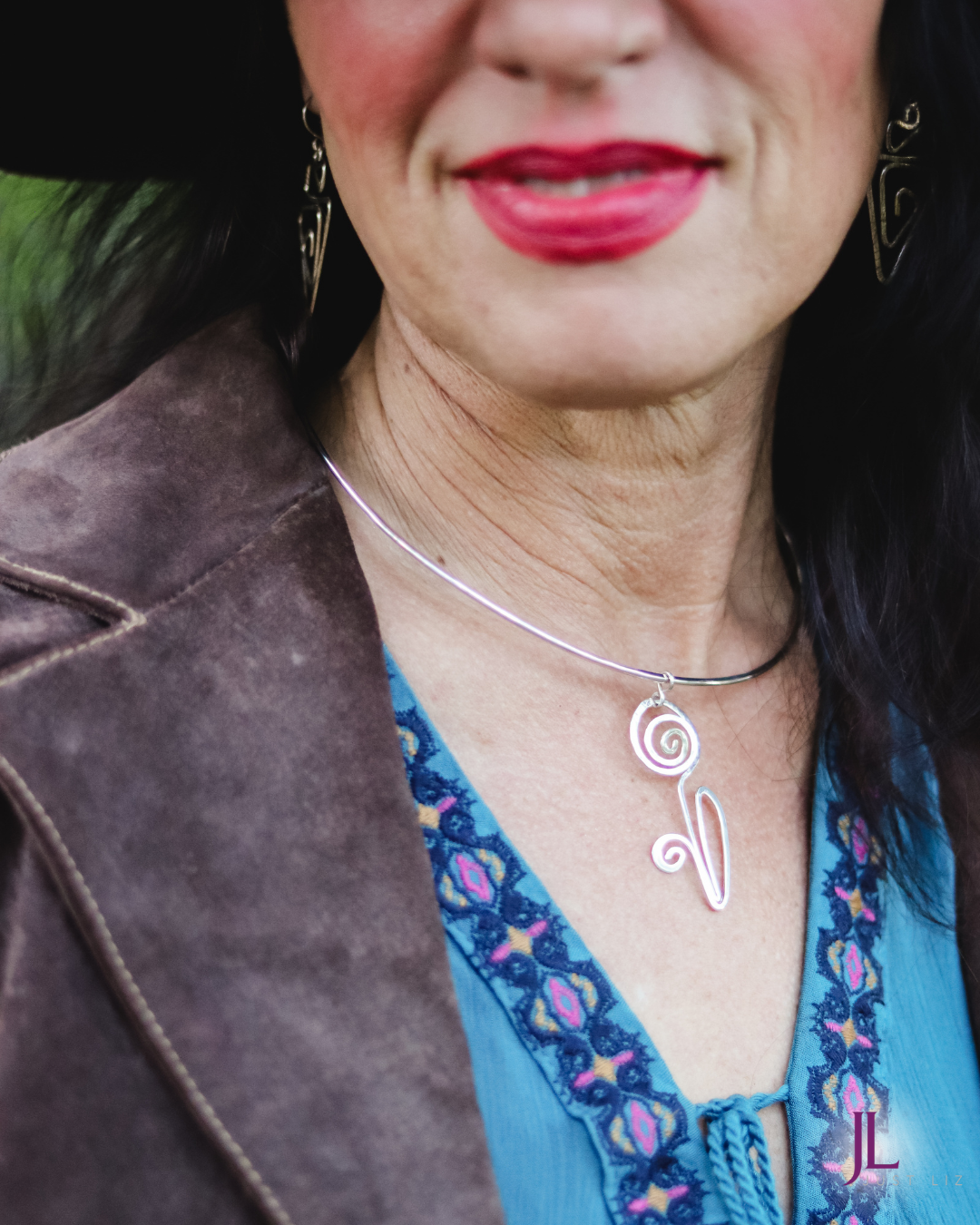 Woman wearing a silver wire flower shaped necklace