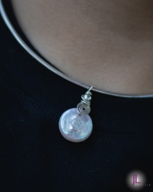 Woman wearing a round pearl necklace