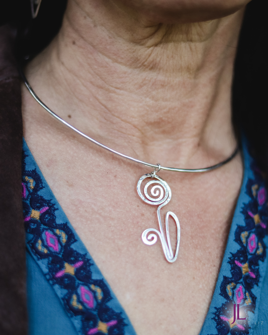 Woman wearing a silver wire flower shaped necklace